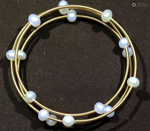 A PEARL SRTING BANGLE