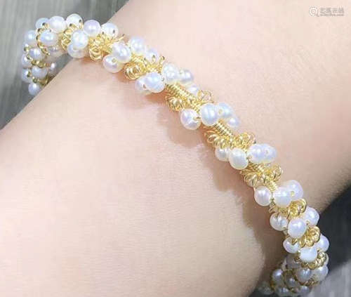 A PEARL SRTING BANGLE