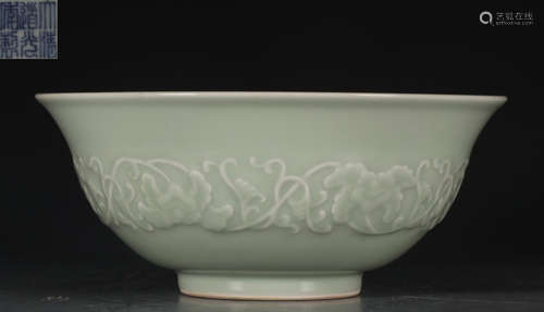 A BEAN GREEN GLAZE FLORAL PATTERN BOWL