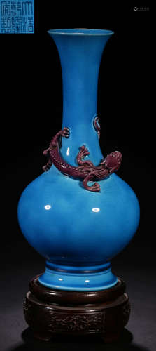 A MALACHITE BLUE GLAZE DRAGON PATTERN VASE