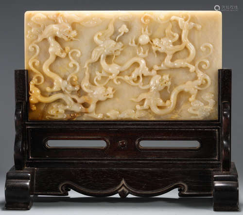 A SHOUSHAN JADE CARVED DRAGON PATTERN SCREEN