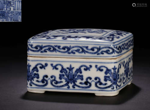 A BLUE&WHITE GLAZE BOX WITH FLORAL PATTERN