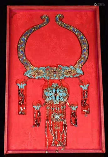 A GILT SILVER CASTED TIAN TSCUI NECKLACE