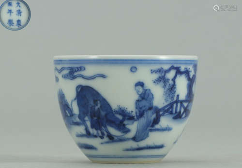 A BLUE&WHITE GLAZE CUP WITH FIGURE PATTERN