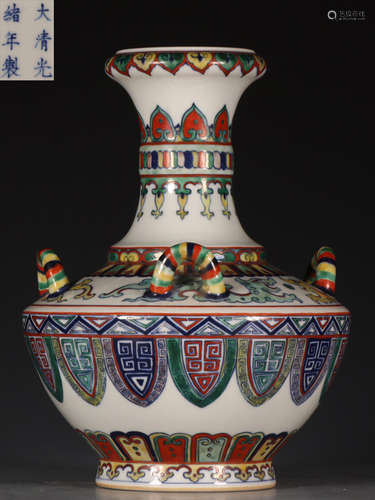 A DOUCAI GLAZE VASE WITH PATTERN