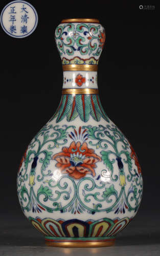 A DOUCAI GLAZE FLOWER PATTERN VASE