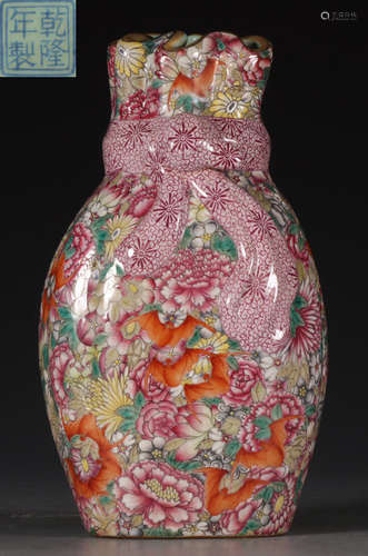 A FAMILLE ROSE GLAZE FLOWER PATTERN VASE