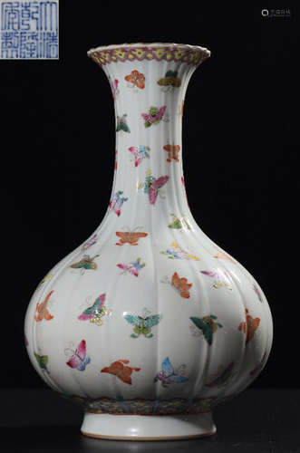 A FAMILLE ROSE GLAZE BUTTERFLY PATTERN VASE