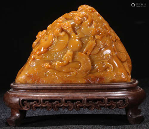 A TIANHUANG STONE CARVED DRAGON PATTERN PENDANT