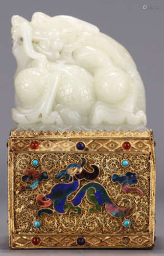 A HETIAN JADE WITH GILT SILVER DRAGON SHAPE SEAL