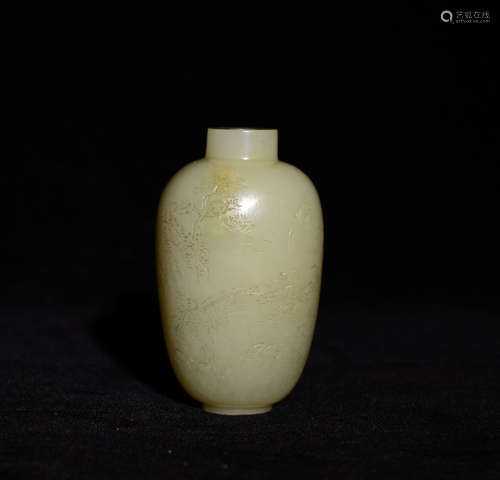 A WHITE JADE SNUFF BOTTLE