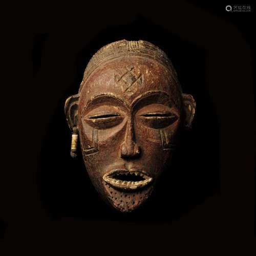 Mask, Tshokwe, Angola with wide closed eyes and ha…