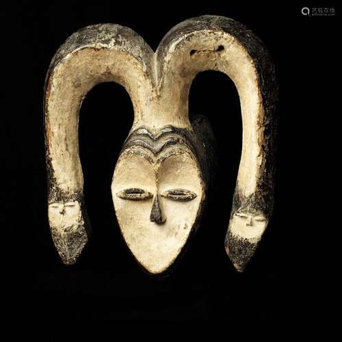 Kwélé mask with the traditional heart shape Polych…