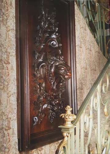 Important carved and moulded walnut panel. Fronton…
