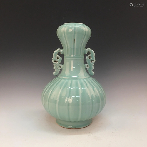 Chinese Green Glazed Garlic Vase, Qianlong Mark