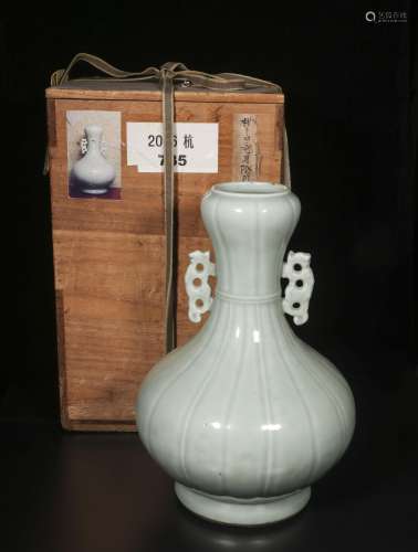 Qing Qianlong bean green two-ear garlic bottle