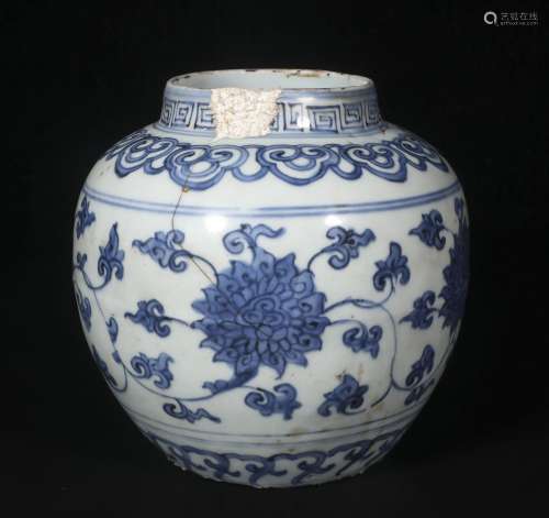 Ming Jiajing blue and white vase with twined lotus