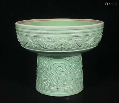 Qing Guangxu powder green enamel carved porcelain bean