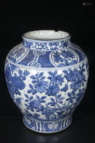 Ming Jiaqing Blue and white flower pattern pot