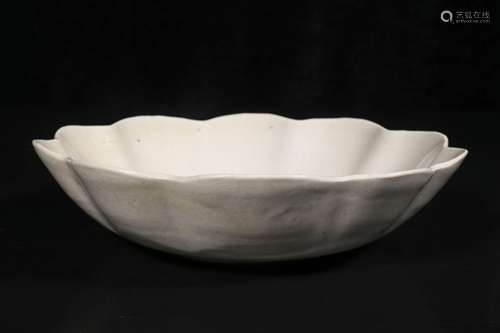 Song Dynasty White glaze kuikou dish in Ding Kiln