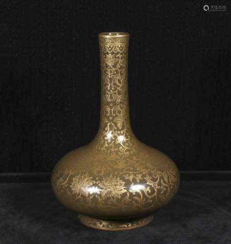 Qing Painted gold long-necked vase with tea dust glaze