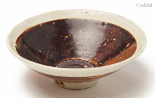 A SMALL WHITE RIMMED BROWN-GLAZED BOWL