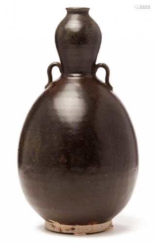 A TWIN-HANDLED BLACK-GLAZED DOUBLE GOURD VASE