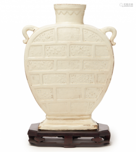 AN UNUSUAL LARGE WHITE-GLAZED CIZHOU TWIN-HANDLED FLASK