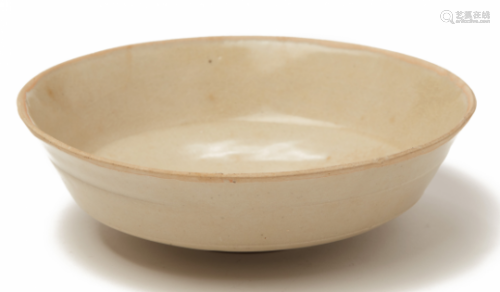 AN INCISED WHITE-GLAZED BOWL