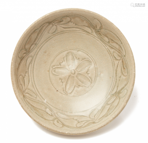 A FLORAL LONGQUAN CELADON DISH