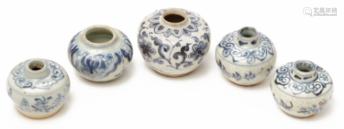 FIVE SMALL BLUE AND WHITE VASES