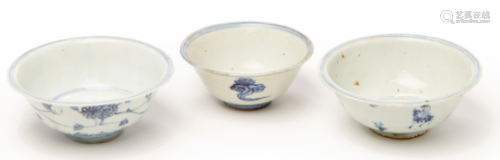 THREE BLUE AND WHITE PORCELAIN BOWLS