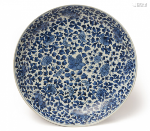 A BLUE AND WHITE PORCELAIN FLORAL CHARGER