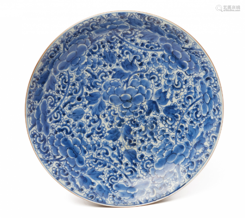 A LARGE BLUE AND WHITE PORCELAIN CHARGER (1)