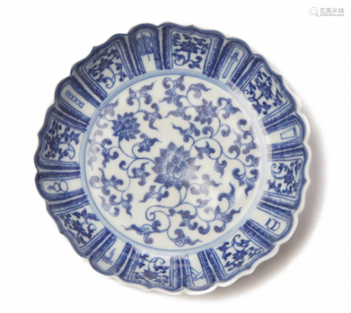 A SMALL BLUE AND WHITE PORCELAIN 'BAJIXIANG' DISH