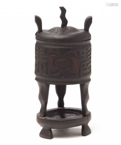 A CARVED BAMBOO TRIPOD CENSER AND COVER