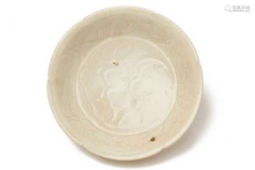 A QINGBAI-GLAZED SHALLOW DISH