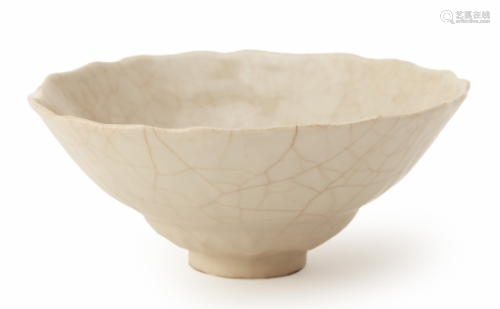 A WHITE CRACKLE GLAZE BOWL