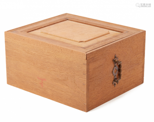 A TWIN-HANDLED STORAGE BOX
