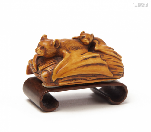 A JAPANESE CARVED IVORY NETSUKE OF TWO BATS