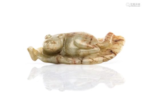 17TH C. CHINESE JADE CAT AND LEAF GROUP