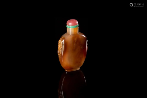 CHINESE PEANUT AGATE CARVED SNUFF BOTTLE