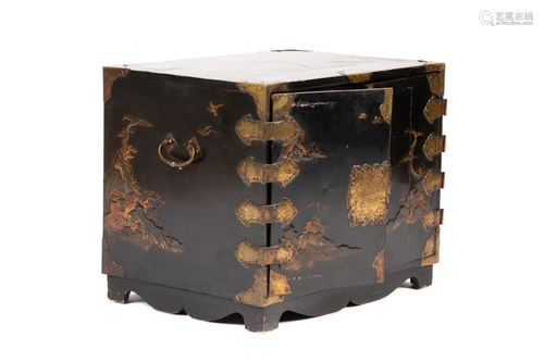 JAPANESE LACQUERED CHEST OF DRAWERS