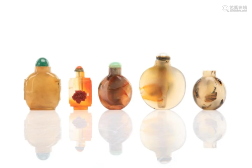 FIVE CHINESE AGATE CARVED SNUFF BOTTLES