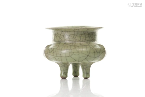 CHINESE GUAN TYPE CRACKLED CELADON TRIPOD…