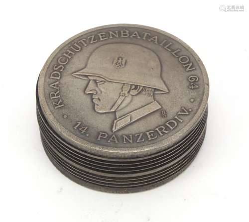 German military interest snuff box, 5cm in diameter : For Further Condition Reports Please Visit Our