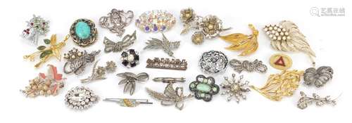 Vintage and later costume jewellery brooches including sterling silver Art Deco, Art Nouveau