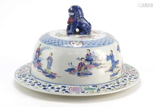 Large Chinese porcelain lid, hand painted with figures and Daoist emblems, 14cm in diameter : For