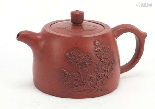 Chinese Yixing terracotta teapot decorated with flowers, character marks to the base, 8cm high : For