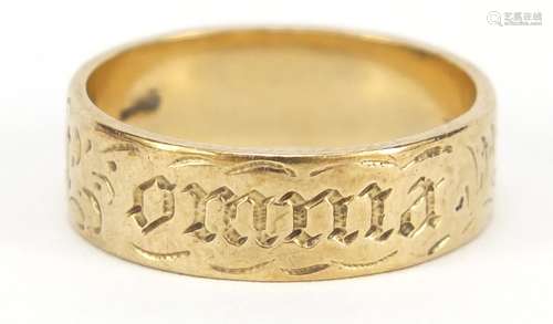 9ct gold wedding band with engraved script, size O, 4.0g : For Further Condition Reports Please